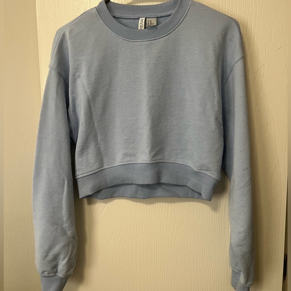 Light blue cropped sweatshirt from H&M